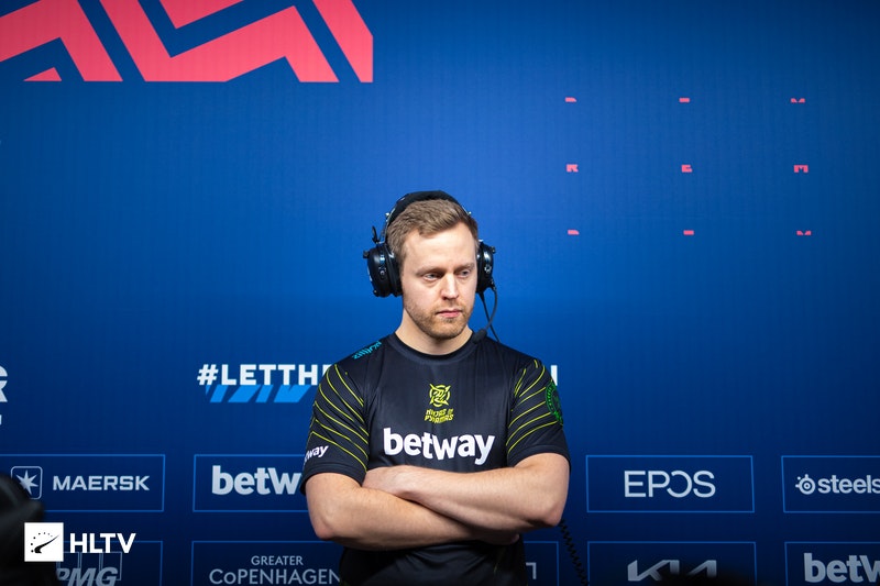 THREAT покинет должность тренера NIP